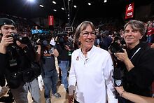 Tara-VanDerveer-becomes-winningest-coach-in-college-basketball